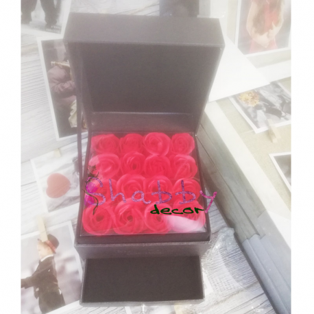 Cutie Cadou cu 16 Trandafiri Sapun Rosu si Spatiu Bijuterii