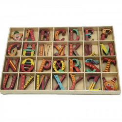 Literele alfabetului din lemn colorat